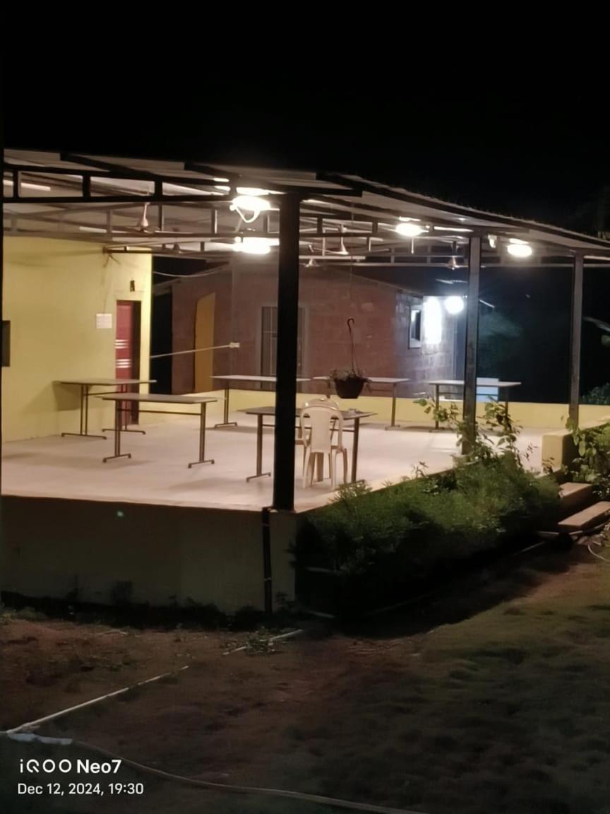 The Lighthouse Beach Resort Dāpoli Buitenkant foto